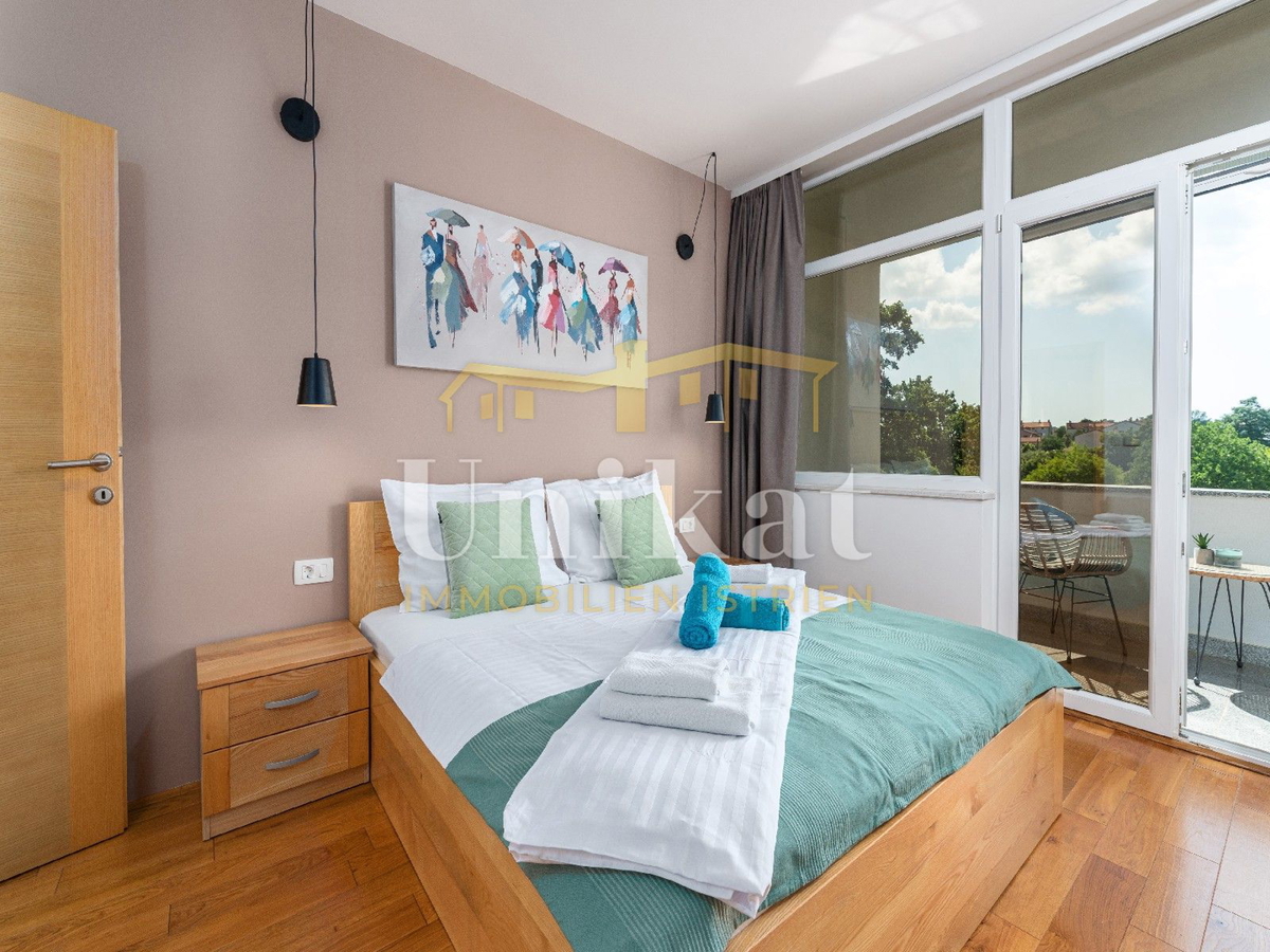 Villa moderna con piscina interna ed esterna